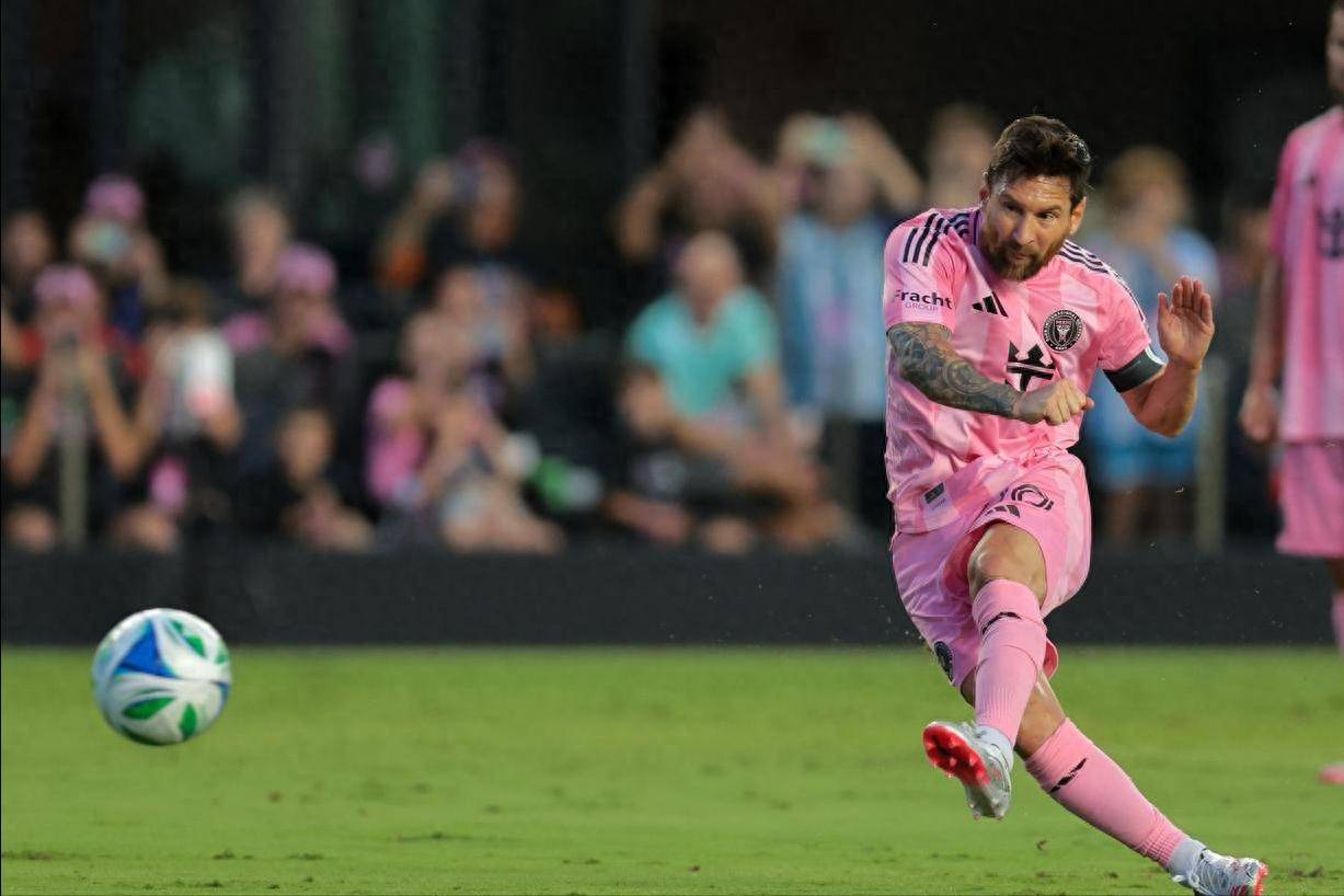 爱游戏全站-梅西连续五场比赛得分超过战术调整，TL不断突破！赢得满堂喝彩(梅西经典比赛全场回放)